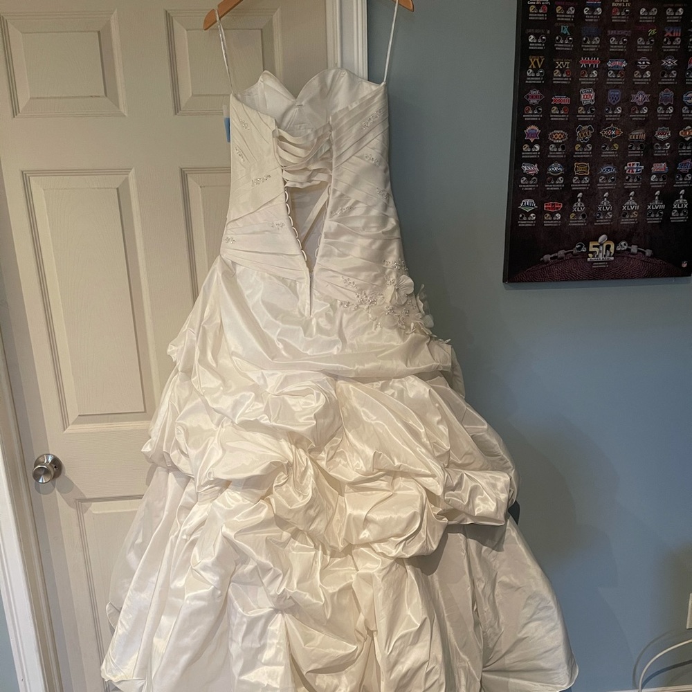 Trumpet Shaped Ivory Bridal Gown